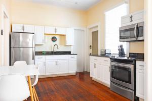 Banana Split في كي ويست: مطبخ بخزائن بيضاء وثلاجة من الفولاذ المقاوم للصدأ