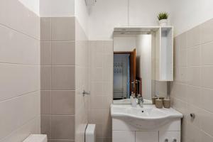 a white bathroom with a sink and a mirror at Exklusiv Küche Office Streaming Minibar in Bonn