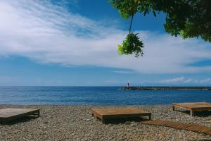 tre tavoli da picnic sulla spiaggia vicino all'acqua di Casa Dace Renovated Studio - Fast Wi-Fi, Near Ocean, Ideal for Long Stays a San Nicolás