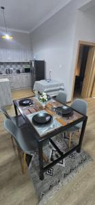 una mesa de comedor con sillas y un asterisco en Shanti Haveli Beachfront Appt, en Flic en Flac
