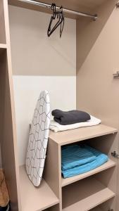 Postel nebo postele na pokoji v ubytování Urban Oasis Studio