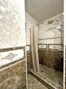 Koupelna v ubytování Lovely Modern 1 Bedroom Apartment Nearby Center