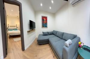 un salon avec un canapé bleu et un miroir dans l'établissement Urban Oasis Studio, à Erevan