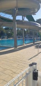 einen Wasserpark mit Pool und Rutsche in der Unterkunft MOBIL HOME DE GRAND CONFORT-3ch Climatisées-CAMPING BONNE ANSE 509- 4 étoiles LA PALMYRE in Les Mathes
