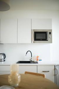 塞尔纳珀苏马维Útulný apartmán s výhledem na Lipno的厨房里有水槽和微波炉