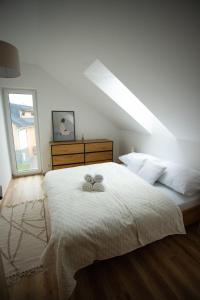 Postel nebo postele na pokoji v ubytování Útulný apartmán s výhledem na Lipno + 16 fotografií