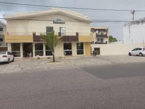 un edificio con una palmera delante en Hotel Solemio, en Aracaju