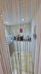 Habitación con pared de cristal y techo con cuerdas. en Chalet-JS-شاليه, en Hatta