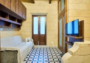 Μια τηλεόραση ή/και κέντρο ψυχαγωγίας στο Birgu's central traditional apartment