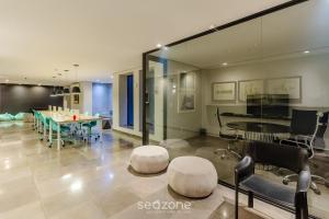 ein großes Wohnzimmer mit einem Tisch und Stühlen in der Unterkunft Estúdios no Centro Histórico de Poa - ELSs in Porto Alegre