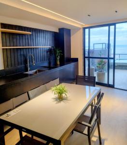 cocina y comedor con mesa en Flat Praia do Bessa, en João Pessoa