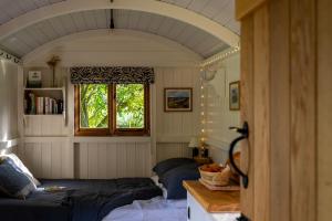 ein Wohnzimmer mit zwei Sofas und einem Fenster in der Unterkunft Peatlands Retreat, Causeway Coast in Ballybogy + 52 Fotos