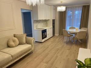 クルジュ・ナポカにあるIulius Cluj Apartamentのソファとテーブルのあるリビングルーム