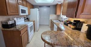 Kuchyň nebo kuchyňský kout v ubytování Hot Tub, Game Room, Kayaks, Boat Parking, Backyard, King, Fire Pit, Pets, WD