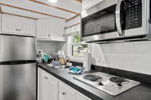 Η κουζίνα ή μικρή κουζίνα στο Breezy - Riverfront Tiny Home, King Bed, and Deck!