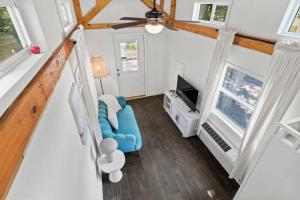 Μια τηλεόραση ή/και κέντρο ψυχαγωγίας στο Breezy - Riverfront Tiny Home, King Bed, and Deck! +5 φωτογραφίες