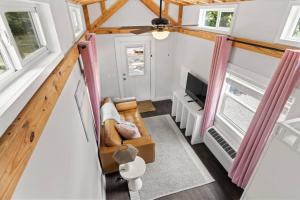 Μια τηλεόραση ή/και κέντρο ψυχαγωγίας στο River Run - Riverfront Tiny Home, Trails, and Views! +13 φωτογραφίες