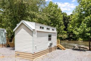 Κήπος έξω από το River Run - Riverfront Tiny Home, Trails, and Views!