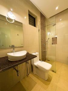 ein Badezimmer mit Waschbecken, Toilette und Dusche in der Unterkunft Ora Stays by Q 23 - Near to Fortune Select Candolim in Candolim