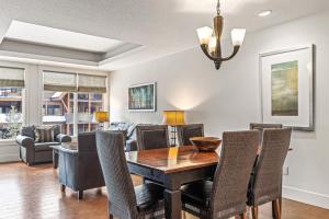 uma sala de jantar com mesa e cadeiras em Mountain View 2BR Condo with Hot Tub, Pool and Gym em Canmore