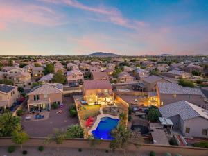 une vue aérienne d'une maison avec piscine dans l'établissement Pause and Play, à Casa Grande
