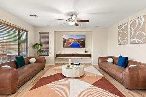 - un salon avec deux canapés bruns et une table dans l'établissement Pause and Play, à Casa Grande