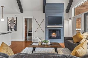 ein Wohnzimmer mit Couch und Kamin in der Unterkunft Mountain View Penthouse with Pool and Hot Tub in Canmore + 52 Fotos