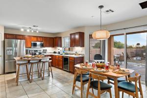 Il dispose d'une cuisine avec une table et des chaises. dans l'établissement Pause and Play, à Casa Grande