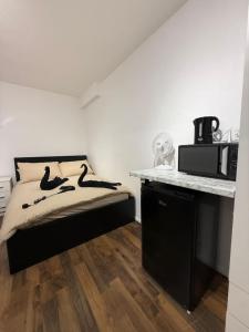 Giường trong phòng chung tại London Clapham Room - Local