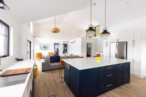 una cucina e un soggiorno con una grande isola al centro di Deliver Me 2BR Cottage a Chimney Corner