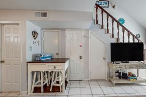 Μια τηλεόραση ή/και κέντρο ψυχαγωγίας στο Leeward Cove B4