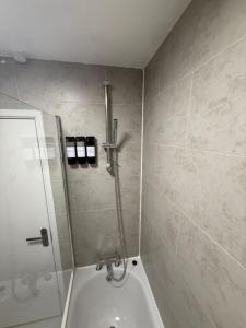 Et badeværelse på London zone2 room near Battersea