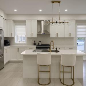 Kuchyň nebo kuchyňský kout v ubytování Lux 3 Bedroom Home near Public Transit