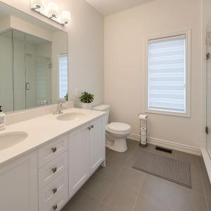 Koupelna v ubytování Lux 3 Bedroom Home near Public Transit