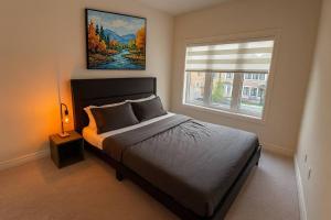 Postel nebo postele na pokoji v ubytování Lux 3 Bedroom Home near Public Transit