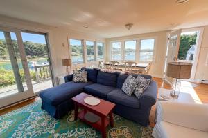 Ruang duduk di A Chatham Pearl on Oyster River
