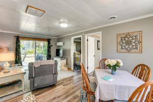 Un comedor con mesa y sillas en Wayland Retreat with Deck Walk to Downtown!, en Wayland