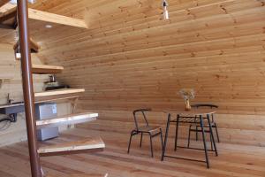a room with a table and chairs in a wooden wall at Tun Arevin in Vaykʼ