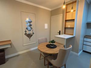 a kitchen and dining room with a table and chairs at Ravello Residencial, Perto do Centro e da Ponte da Amizade in Foz do Iguaçu