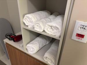 a bunch of towels are arranged in a closet at Ravello Residencial, Perto do Centro e da Ponte da Amizade in Foz do Iguaçu +46 photos