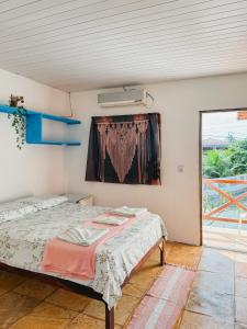 a bedroom with a bed and a window at Pousada Recanto dos Ventos in Icaraí