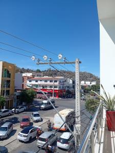 een straat met auto's geparkeerd op een parkeerplaats bij BJLAPA Residence in Bom Jesus da Lapa