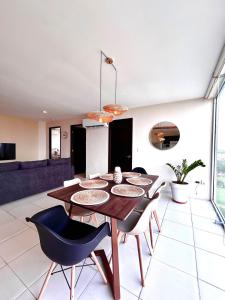 une salle à manger avec une table et des chaises dans l'établissement 12th Floor CViews Andamar Walking Beach, à Cedro