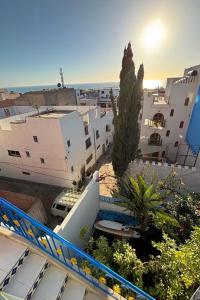 - un balcon offrant une vue sur un bâtiment dans l'établissement Nomad surf camp, à Tamraght Ouzdar