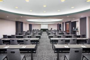 サバンナにあるAndaz Savannah, By Hyattのテーブルと椅子が備わる空き会議室 +56枚の写真