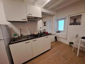 Η κουζίνα ή μικρή κουζίνα στο La petite maison royale