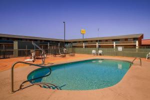 Bazén v ubytování MHO Hotel Eloy Casa Grande Near I-10 nebo v jeho okolí