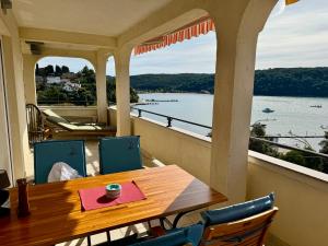 坎普尔Apartments Trlika的阳台上的一张桌子，可以欣赏水景