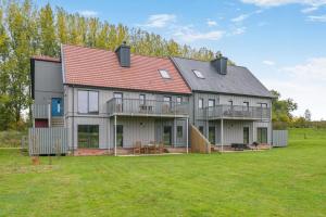 ein großes Haus mit rotem Dach und Hof in der Unterkunft Beech View 1 in Corsley