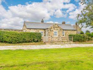 una casa de piedra con un patio delante en 1 Bed in Pateley Bridge 89152, en Summer Bridge